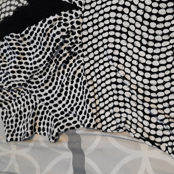 Black and White Blouse - Picture 3 of 4